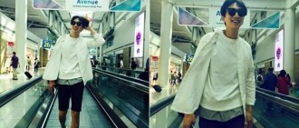 李光洙大長腿+靦腆燦笑　網友暈：時尚也是王子級！