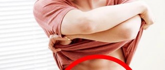 EXO Lay 最近的畫報相片顯示他有驚人的腹肌