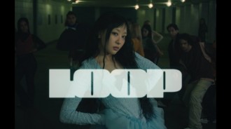 Yves在獨唱出道MV《LOOP》與Lil Cherry合作