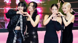 BLACKPINK與粉絲在「粉紅地毯」活動上共慶8週年