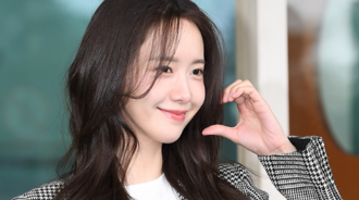 YoonA 以優雅的冬季時尚造型驚艷巴黎華倫天奴秀