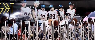 【照片】EXO穿美式足球制服奔《Music Bank》