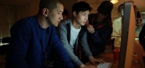 EXO LAY電影拍攝現場變身小能手 粉絲大呼"也幫我修電腦吧！"
