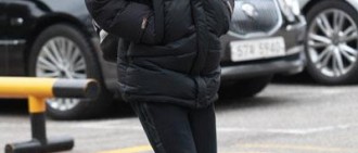 【照片】EXO怕冷　羽絨大衣包緊緊上班