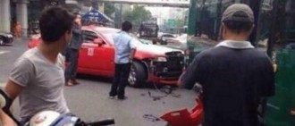 「鳥叔」PSY在中國與公交車相撞 「所幸無人員傷亡！」