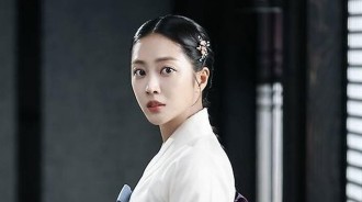 Jo Bo Ah 在《Tangeum》幕後花絮中展現傳統優雅