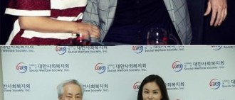 張東健-高小英夫婦向領養兒童捐款1億 韓網友毒舌評價：為挽救形象