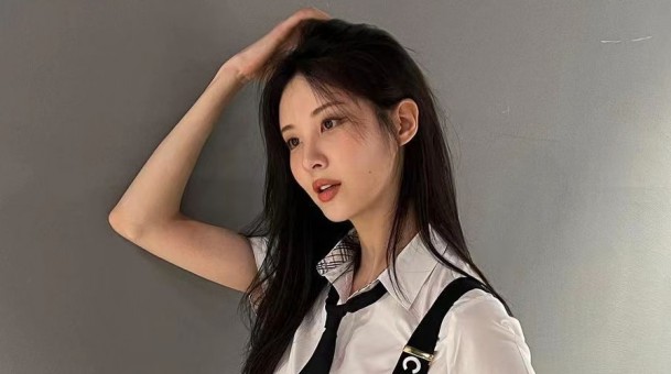 少女時代忙內徐玄31歲的清新校服造型，黑色長髮彰顯成熟魅力 - SeoulSunday.com