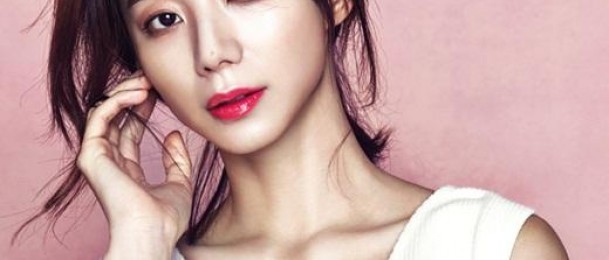 朴秀珍公開裴勇俊也為之陶醉的優雅畫報 - SeoulSunday.com